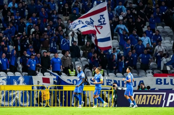 记者:申花部分球员公约庚底到期,其中的绝大部分将会续约留队